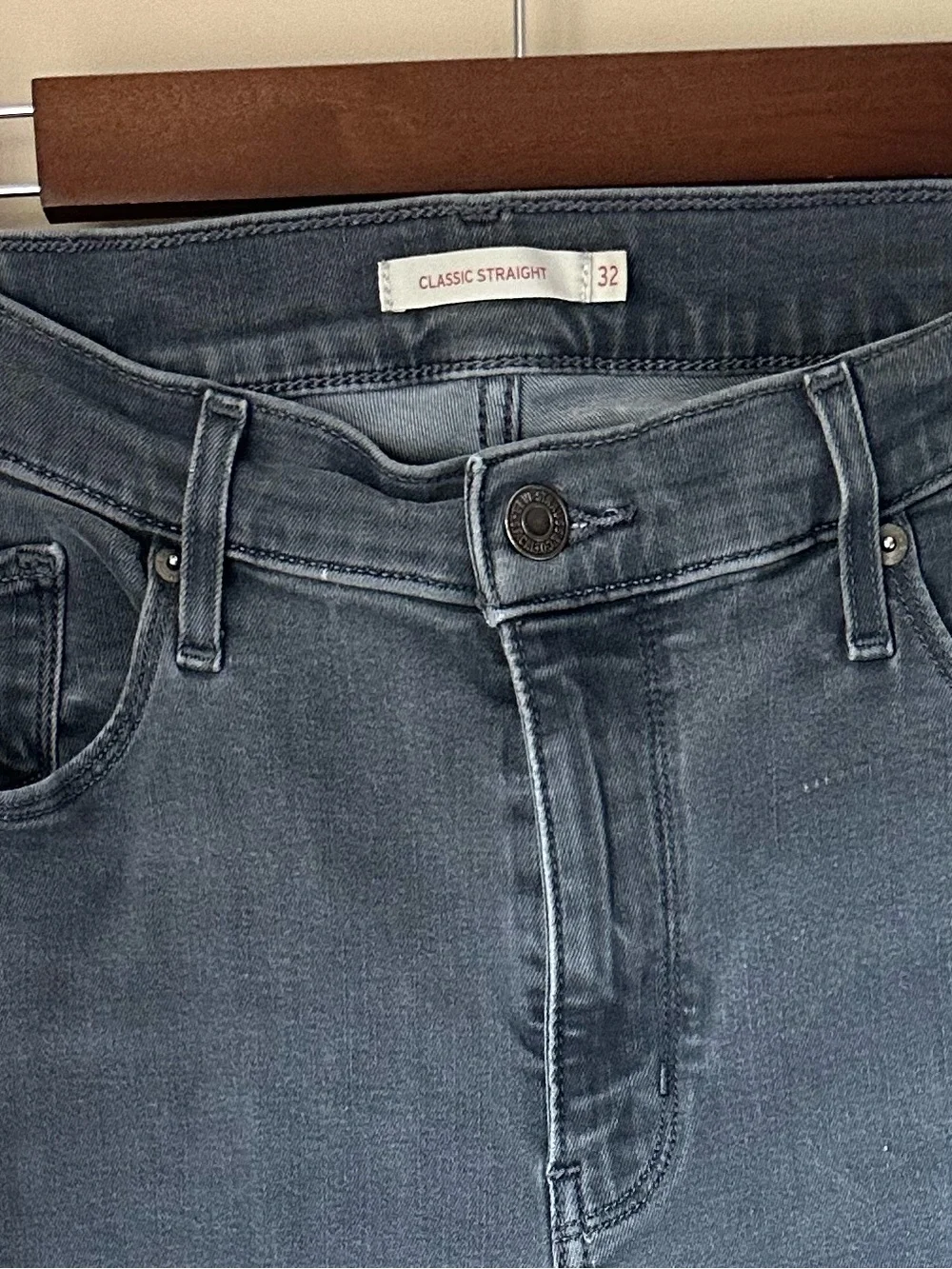 Levi's Men’s 32x30 Classic Fit Straight Jeans in Faded Gray